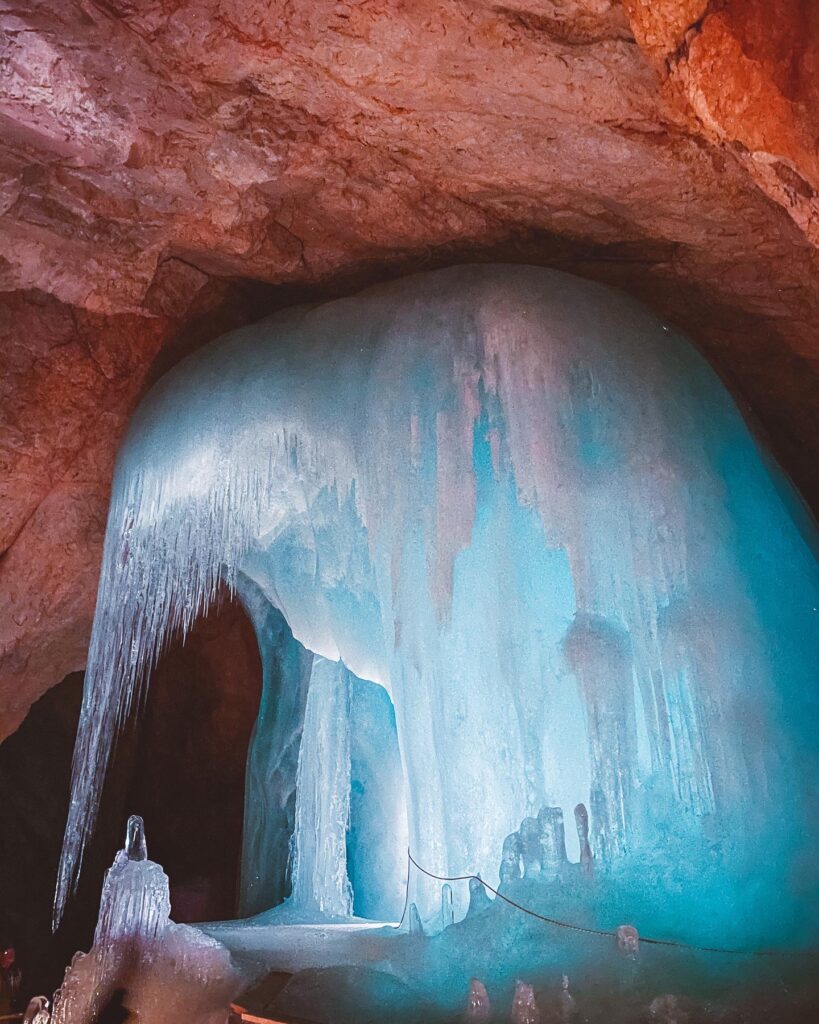 Scultura di ghiaccio dentro la grotta Eisriesenwelt
