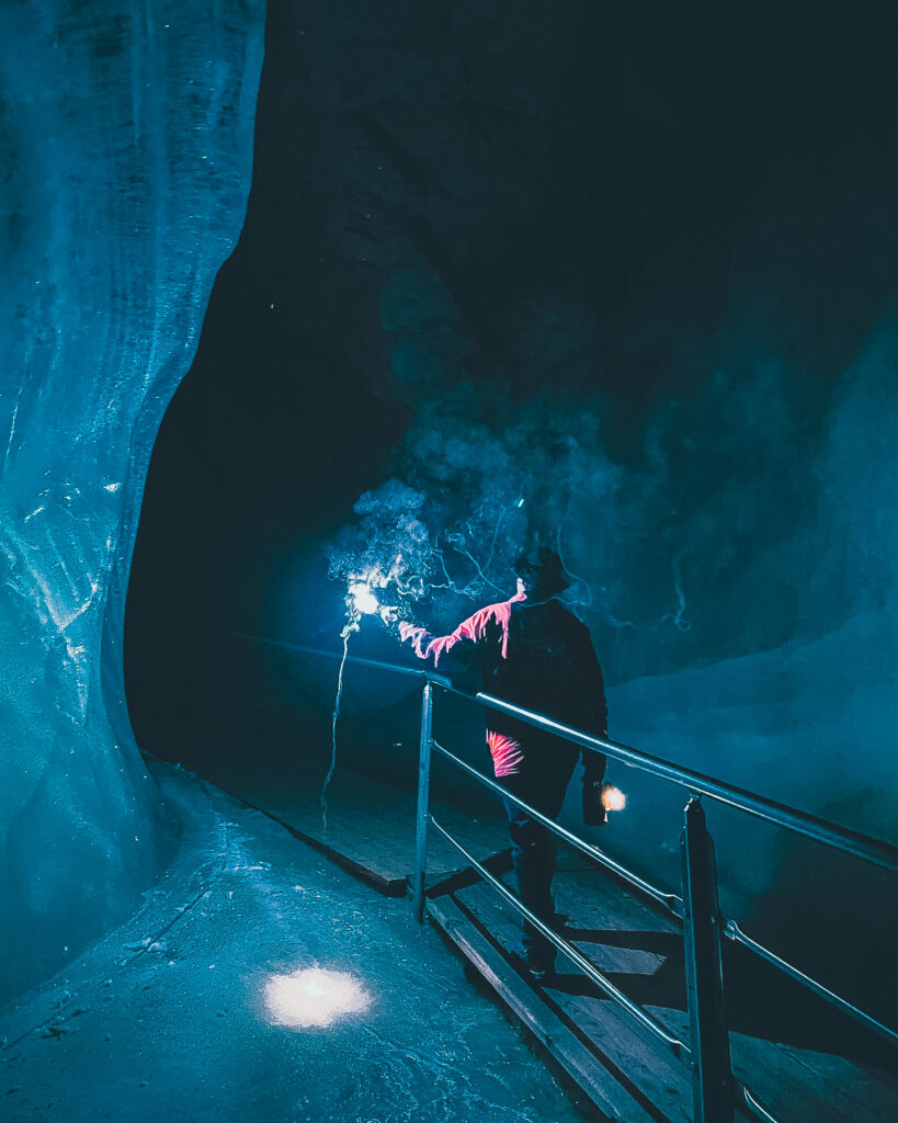 Guida turistica nella grotta di ghiaccio più grande al mondo