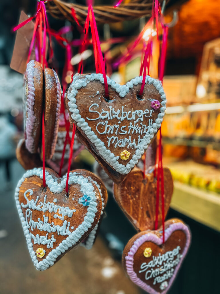 Mercatino di Natale con cuori di marzapane