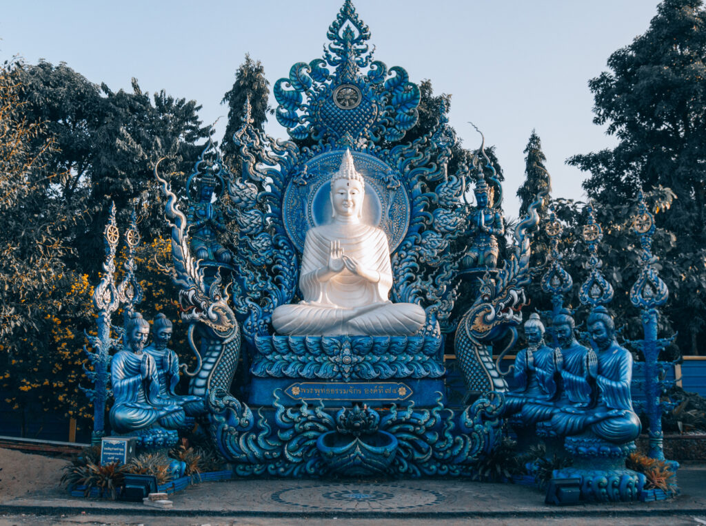 Buddha bianco dentro il Tempio Blu a Chiang Rai