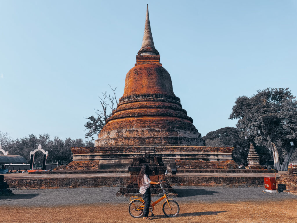 Una Elena Errante in bicicletta a Sukhothai