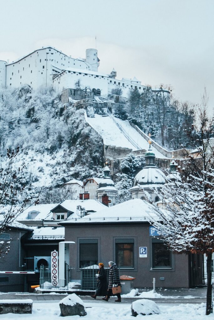 Castello di Salisburgo con la neve nella lista di cosa fare a Salisburgo in un giorno