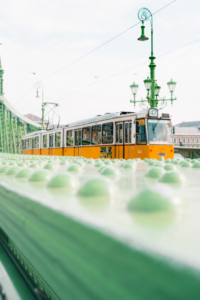 Tram giallo sul Ponte della Libertà a Budapest