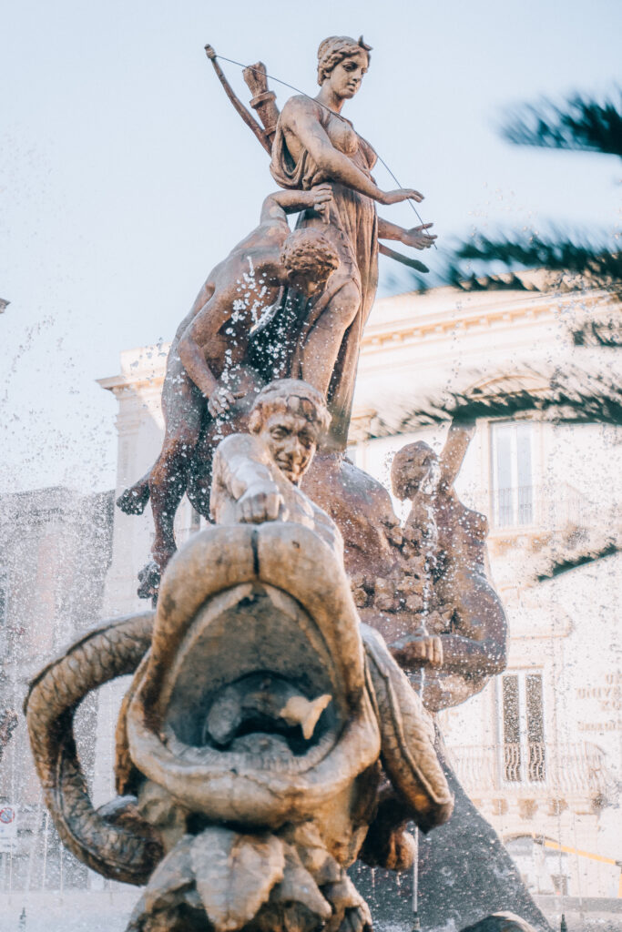 Fontana con divinità greco-romane a Ortigia in Sicilia