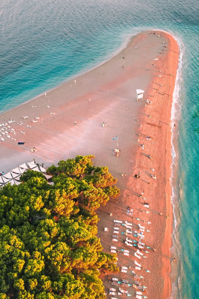 Spiaggia più bella d'Europa in Croazia durante il tour dei Balcani in auto