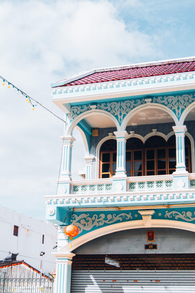 Tipica casa colorata in stile coloniale a Phuket in Thailandia