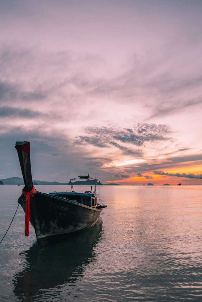 Barca tipica thailandese al tramonto