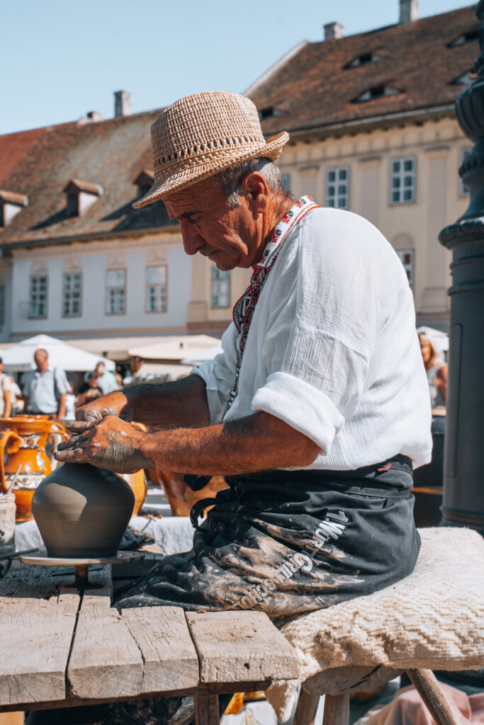 Artigiano creando ceramiche tipiche a Sibiu in Romania