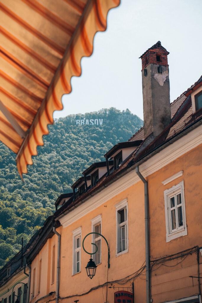 Scritta Brasov città da visitare in viaggio in Romania