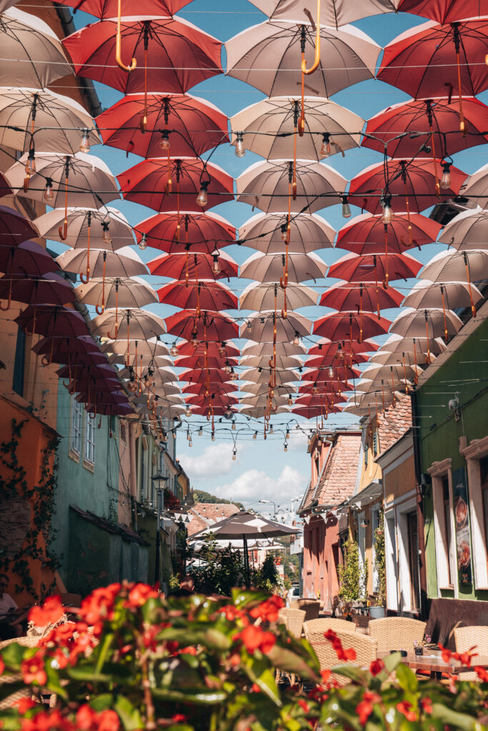 Via degli ombrelli a Sighisoara città da visitare in viaggio in Romania