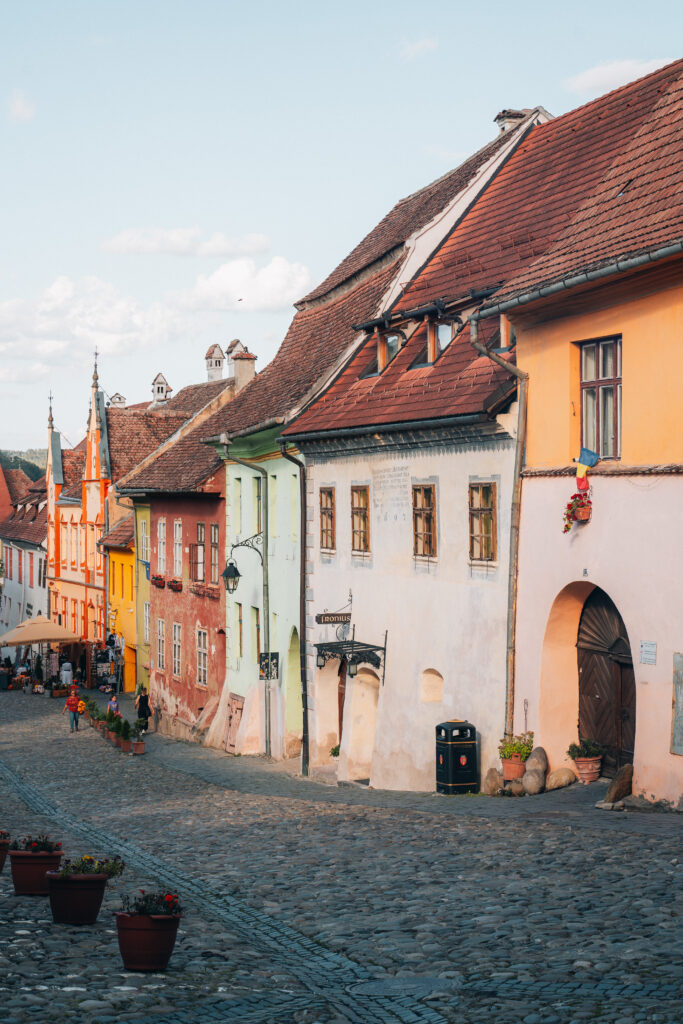 Casette color pastello a Sighisoara città da visitare in viaggio in Romania