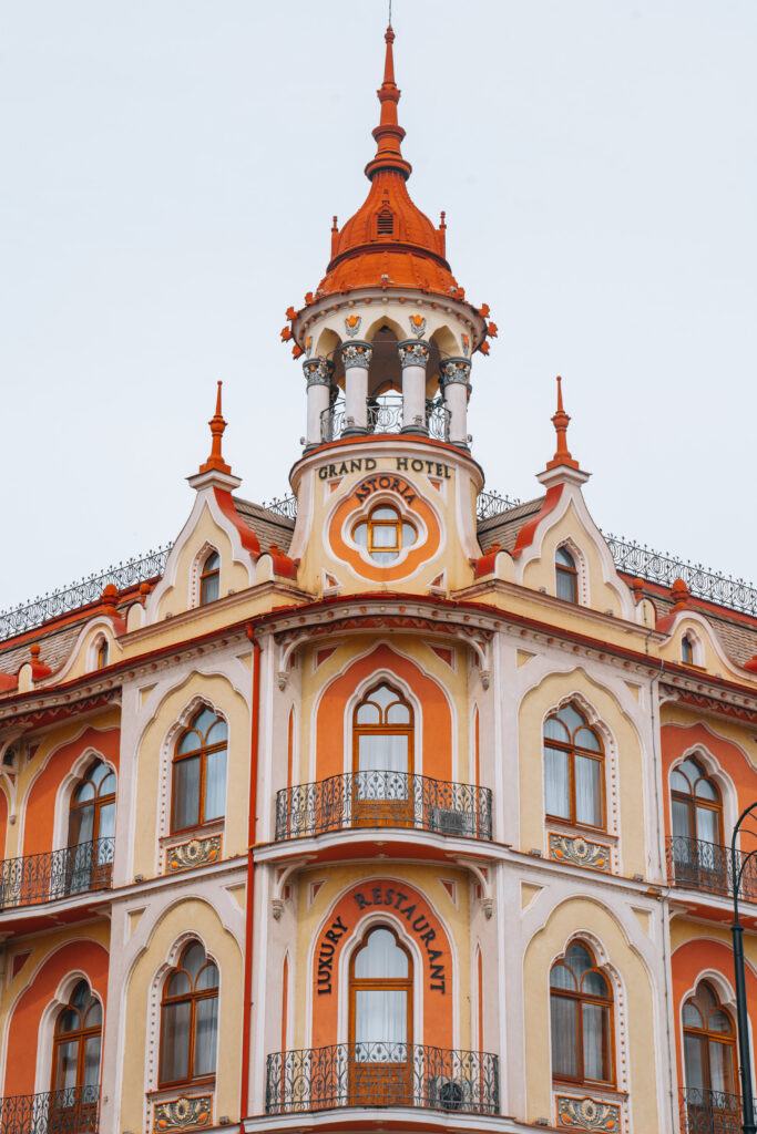 Palazzo stile liberty a Oradea città da visitare in viaggio in Romania