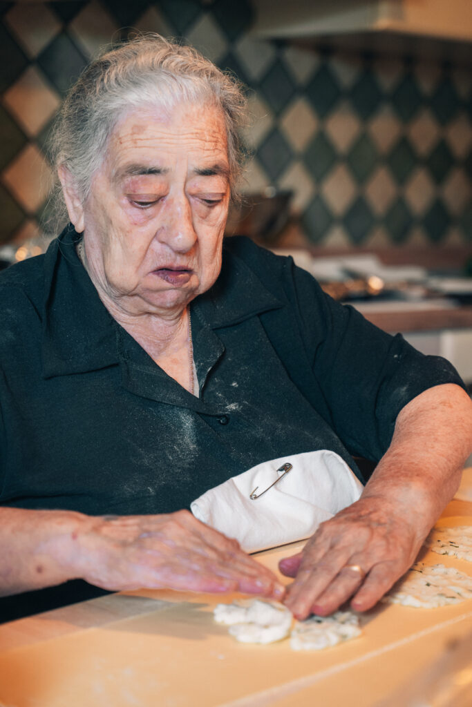 Signora anziana sarda durante Autunno in Barbagia tra le cose da vedere in Sardegna oltre il mare