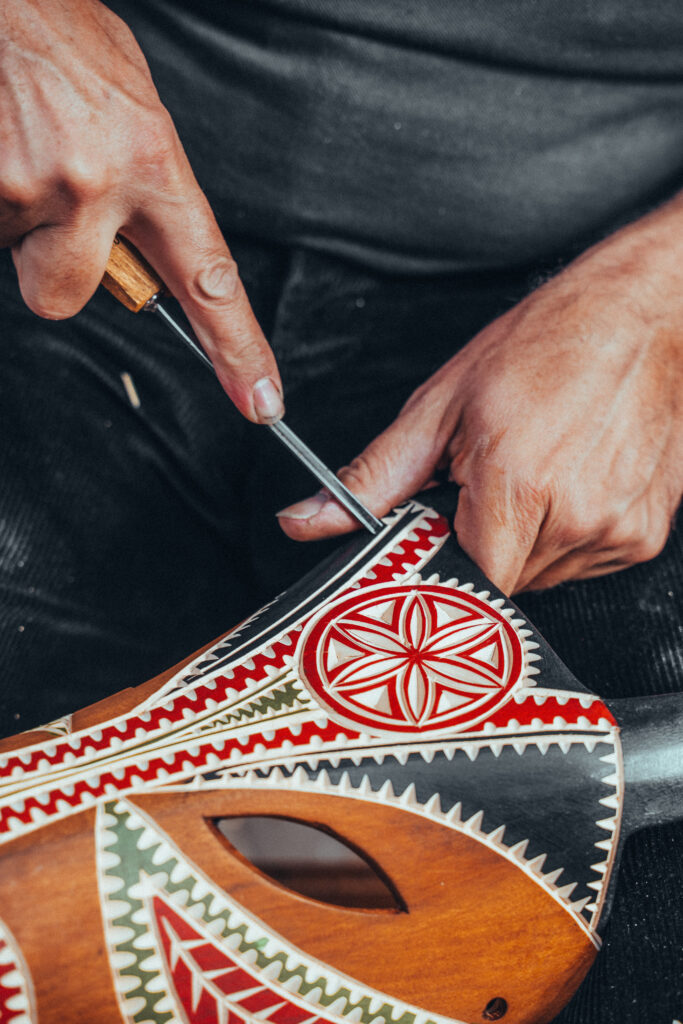 Artigiano costruendo maschera sarda nel borgo della Barbagia Ottana