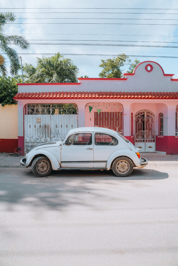 Auto vintage bianca a Bacalar in Messico