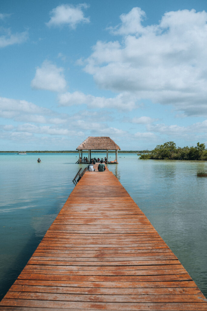 Molo pubblico dove nuotare gratis a Bacalar in Messico