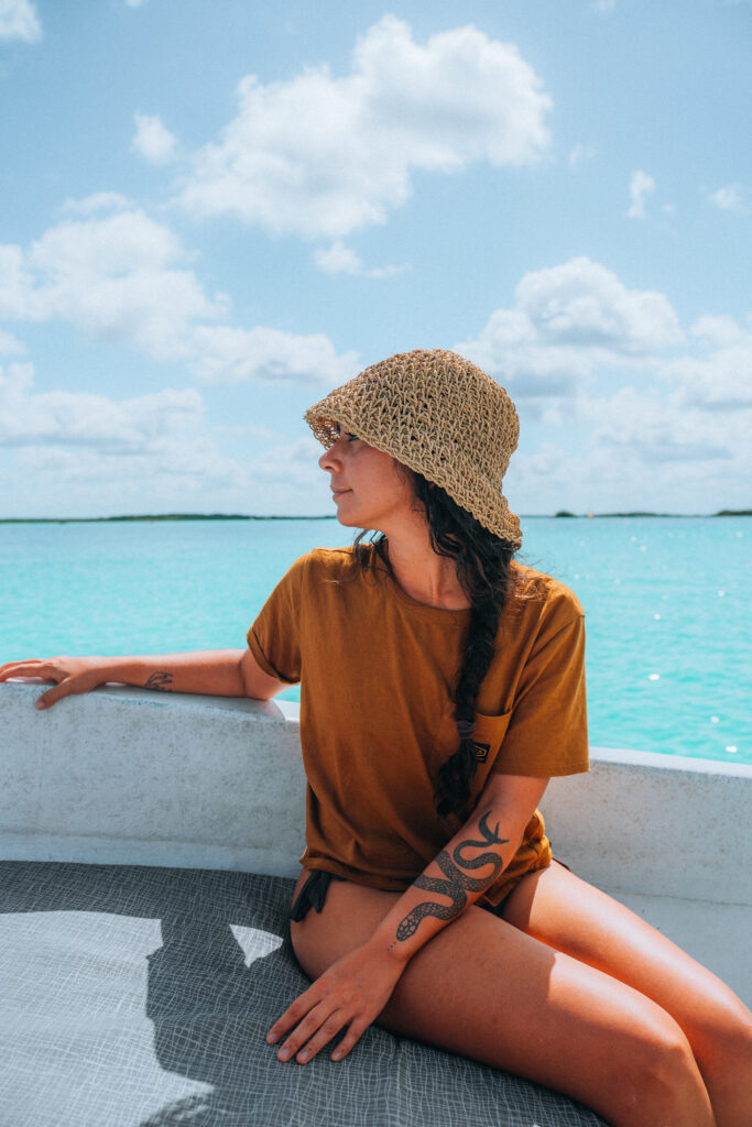 Una Elena Errante durante un tour in barca nella laguna di Bacalar in Messico