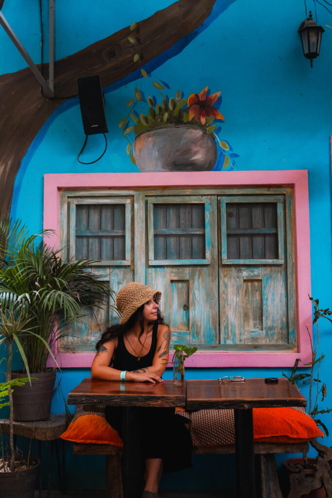 Una Elena Errante in un cafe colorato di Tulum nello Yucatan