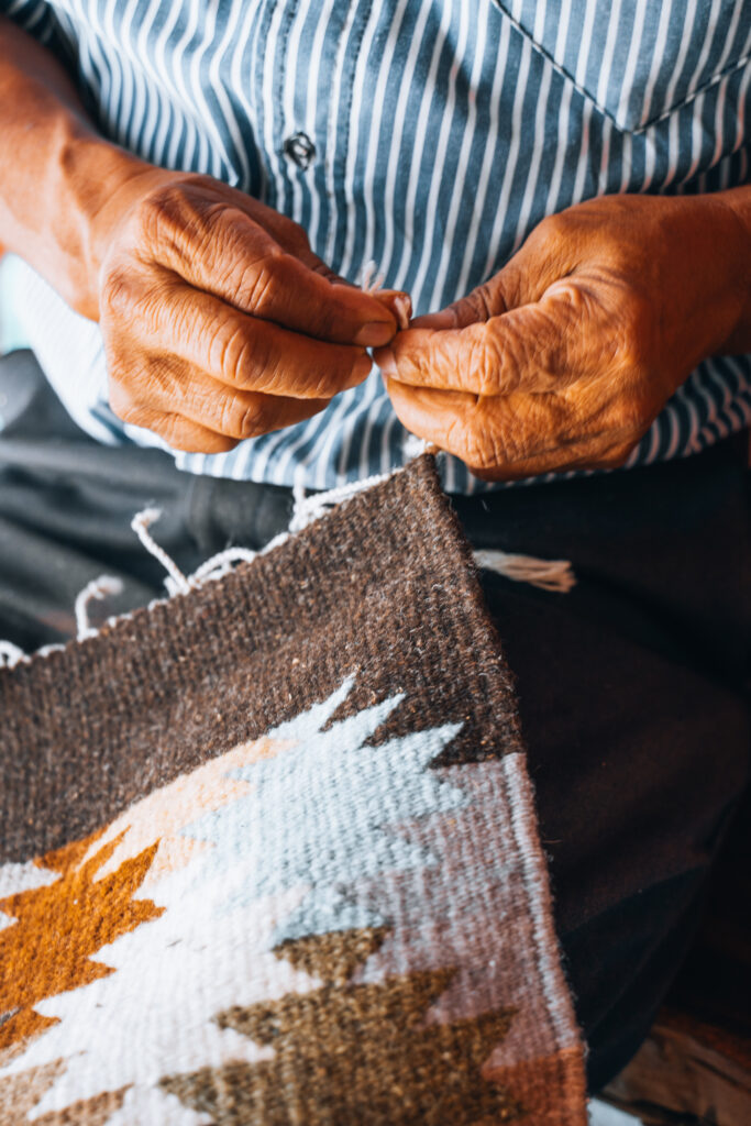 Artigiano tipico con tessuto di Oaxaca in Messico