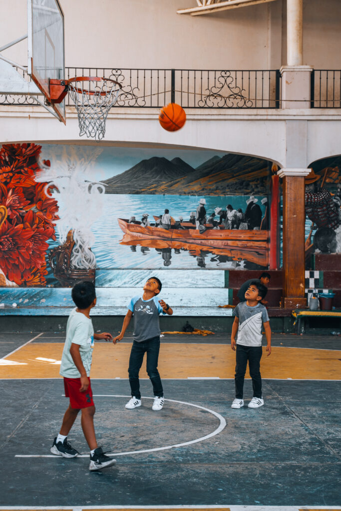 Bambini giocando a basket in Guatemala