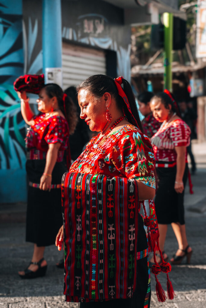 Donna Maya del Guatemala con vestiti tipici