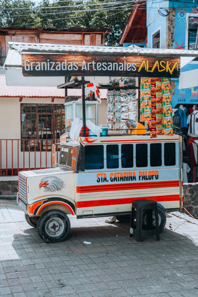 Carretto dei gelati a forma di autobus in Guatemala