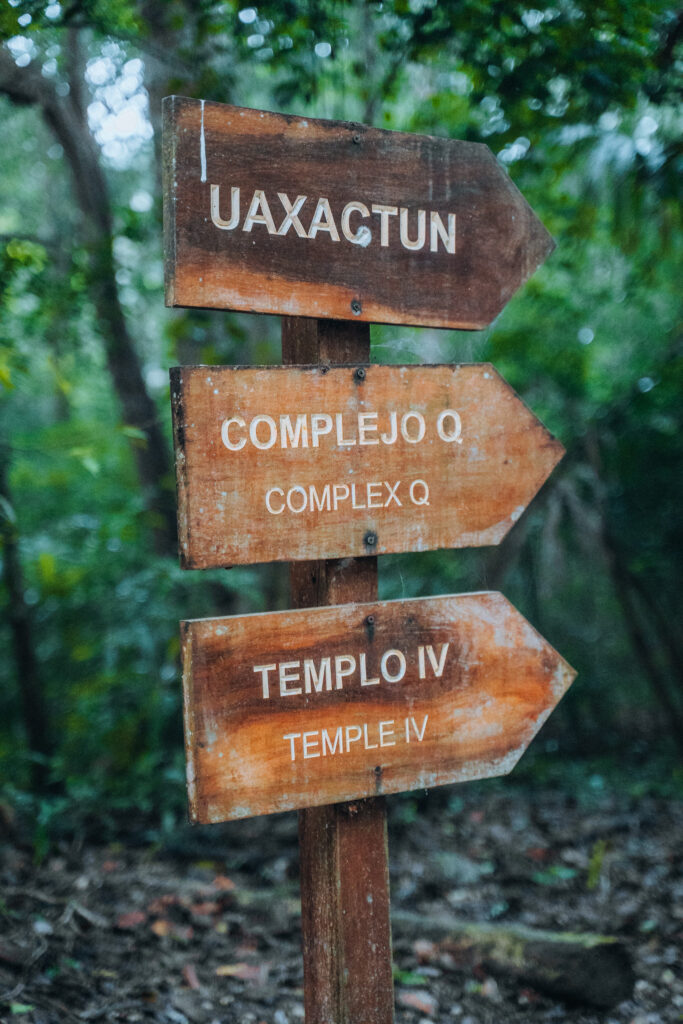 Cartelli dentro Tikal Guatemala