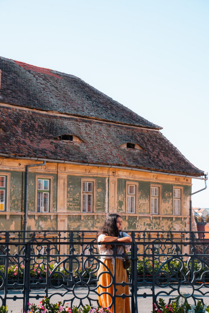 Ragazza sul ponte delle bugie a Sibiu