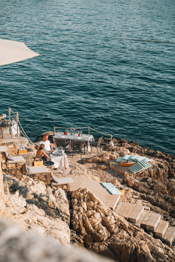 Bar sul mare a Rovigno al tramonto