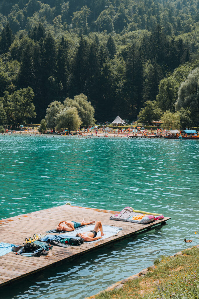 Bagnanti lago di Bled