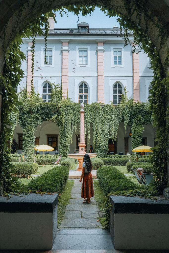 Cortile Chiesa di Corte