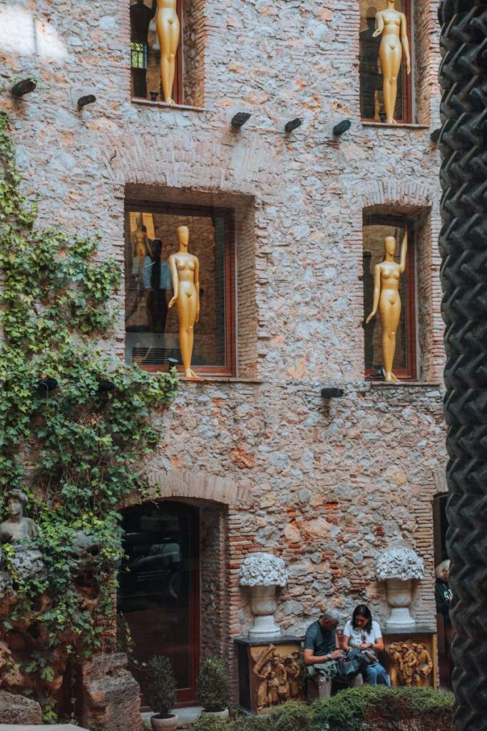 Cortile del Teatro Museo Dalí in Spagna