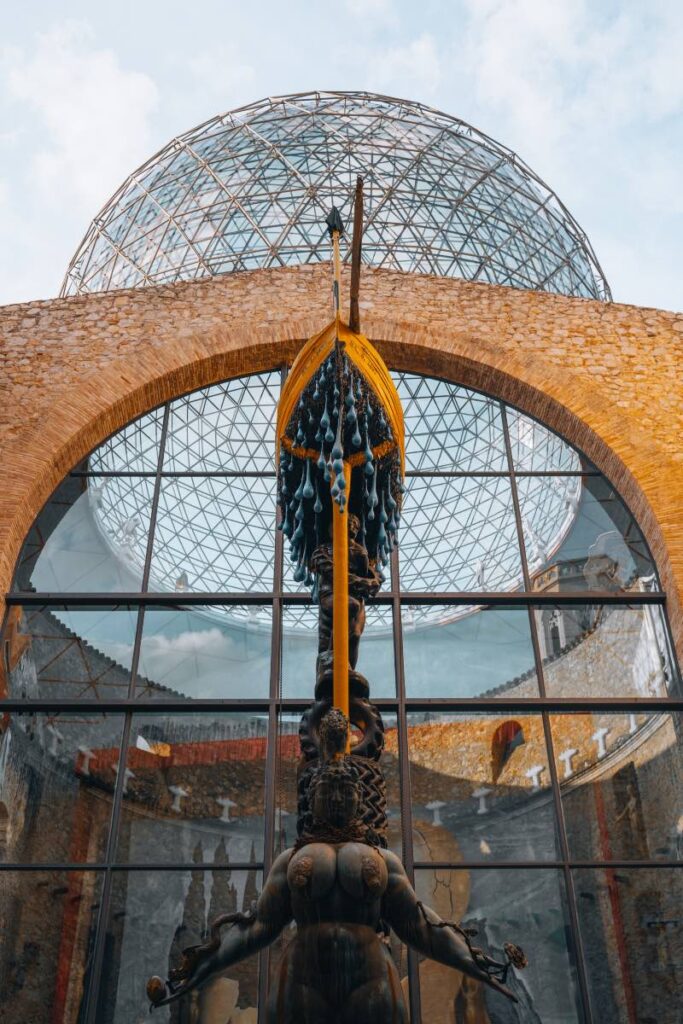 Il teatro museo Dalí in Spagna